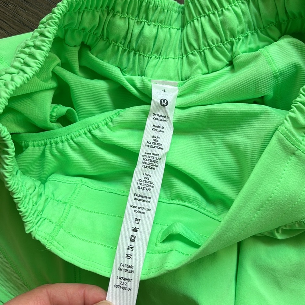 🍋Lululemon🍋 | Hotty Hot Low-Rise Lined Short 4" in pistachio - Picture 8 of 10